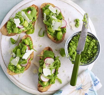 Crostini with pea purée, rocket & broad beans recipe 