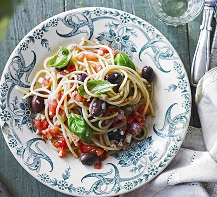 Spaghetti with tomatoes & basil recipe 