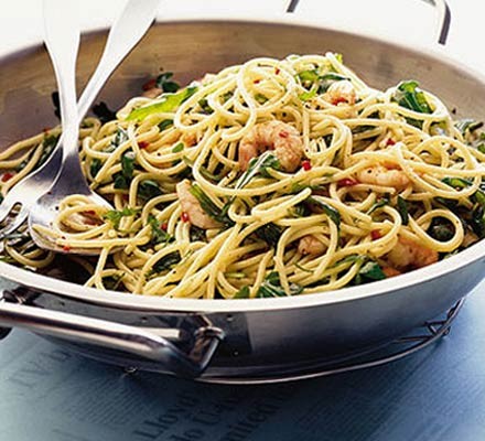 Spaghetti with prawns, chilli & rocket recipe 
