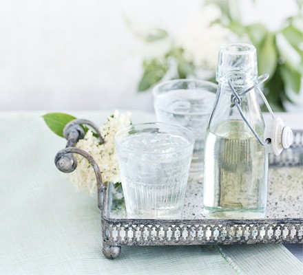 Homemade elderflower cordial recipe 
