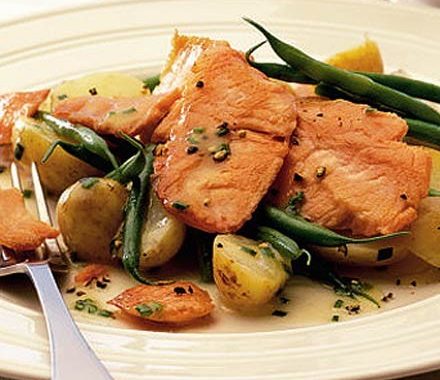 Pan-fried smoked salmon with green beans & chives recipe