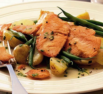 Pan-fried smoked salmon with green beans & chives recipe 
