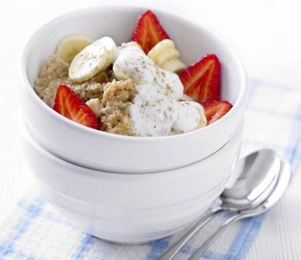 Cinnamon porridge with banana & berries recipe