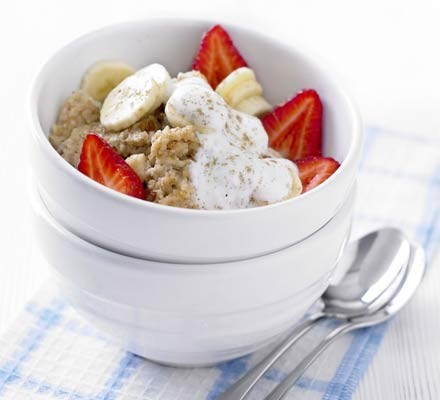 Cinnamon porridge with banana & berries recipe 
