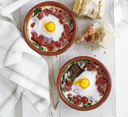 Baked eggs with spinach & tomato recipe 