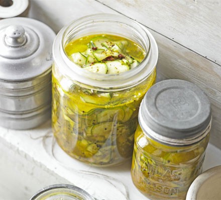 Crunchy courgette pickle recipe 