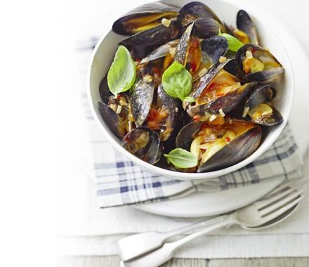 Mussels with tomatoes & chilli recipe