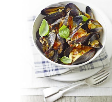 Mussels with tomatoes & chilli recipe 