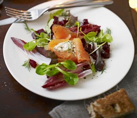 Smoked salmon with horseradish crème fraîche & beetroot recipe