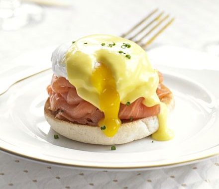Eggs benedict with smoked salmon & chives recipe