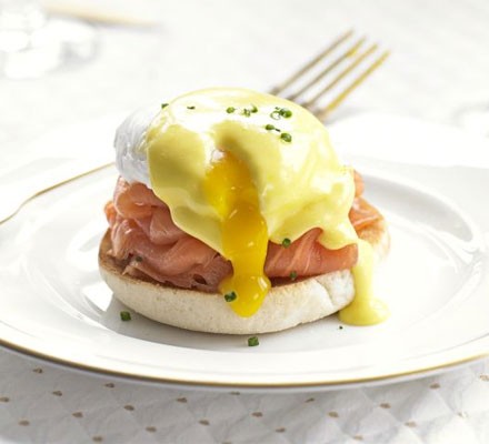 Eggs benedict with smoked salmon & chives recipe 