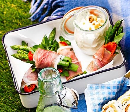 Asparagus & prosciutto bundles with goat’s cheese & hazelnut dip recipe