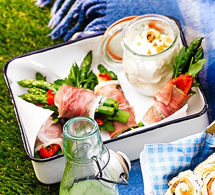 Asparagus & prosciutto bundles with goat’s cheese & hazelnut dip recipe 