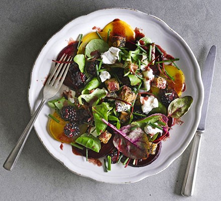 Blackberry, beetroot & goat’s cheese salad with poppy seed croutons recipe 