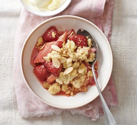 Strawberry & rhubarb crumble recipe 