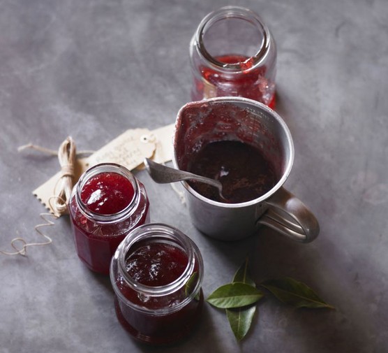 Rosy quince & cranberry jelly recipe 