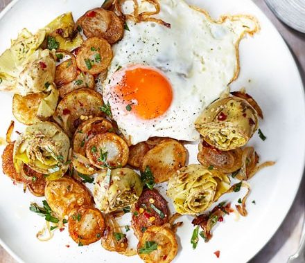 Sautéed artichokes, potatoes & egg recipe