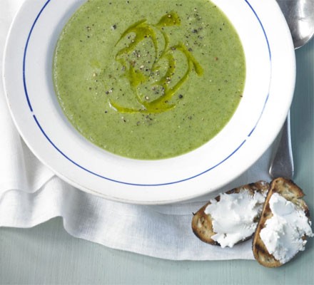 Rocket & courgette soup with goat's cheese croutons recipe 
