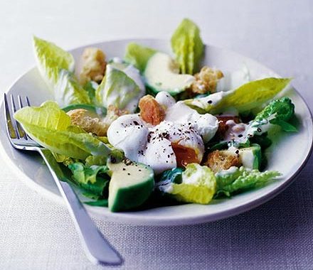 Poached egg salad with garlic croutons recipe