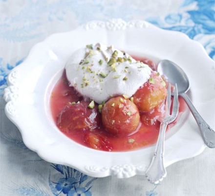 Syrupy plums with pistachio meringues recipe 