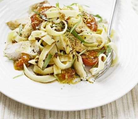 Tagliatelle with grilled chicken & tomatoes recipe