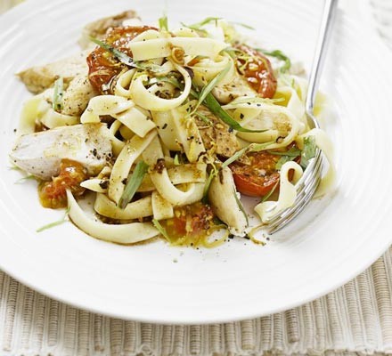 Tagliatelle with grilled chicken & tomatoes recipe 