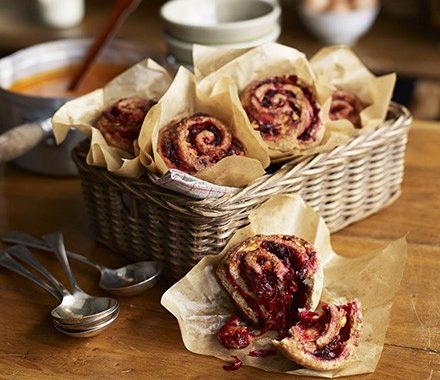 Beetroot, bacon & cheddar bread scrolls recipe