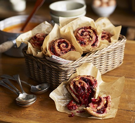 Beetroot, bacon & cheddar bread scrolls recipe 