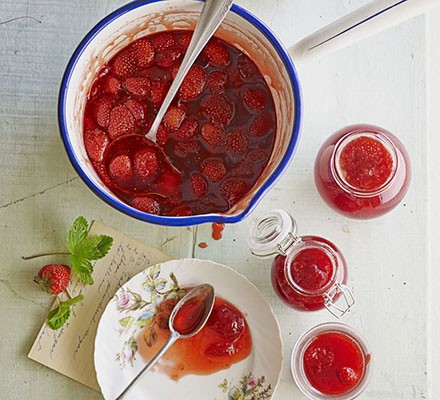 Fragrant strawberry conserve recipe 