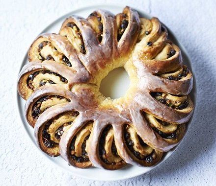 Spiced fruit & pistachio bread wreath recipe