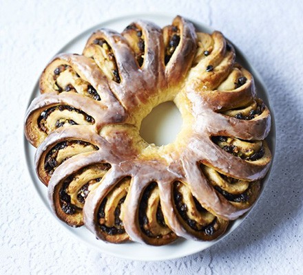 Spiced fruit & pistachio bread wreath recipe 