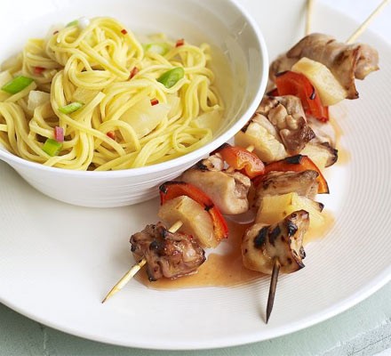 Sweet & sour chicken skewers with fruity noodles recipe 