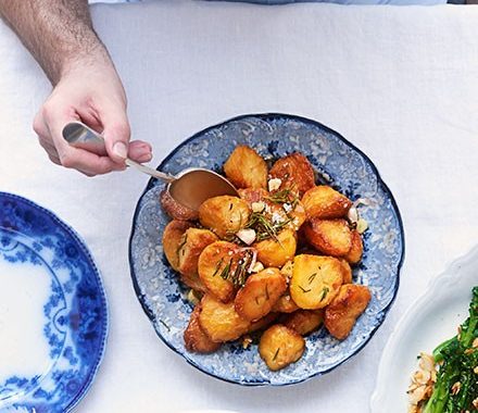 Garlic & rosemary roast potatoes recipe