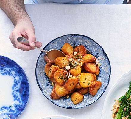 Garlic & rosemary roast potatoes recipe 