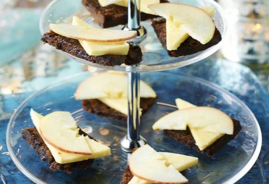 Fruitcake with cheese & apples recipe