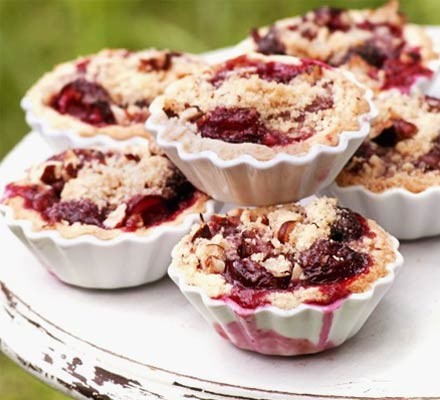 Cherry crumble pies recipe 