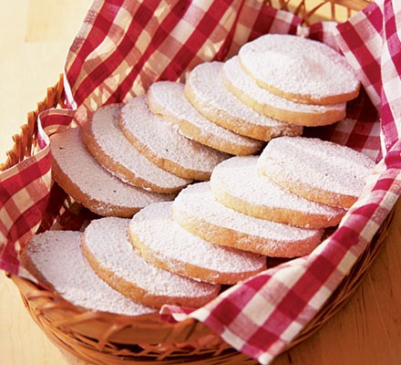 Sugar-dusted vanilla shortbread recipe 