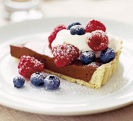 Chocolate tart with crème fraîche & raspberries recipe 