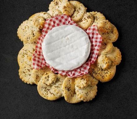 Fennel & poppy seed cracker wreath recipe