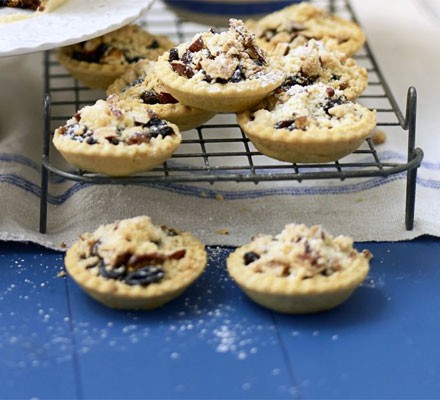 Easy mince pies with crunchy crumble tops recipe 